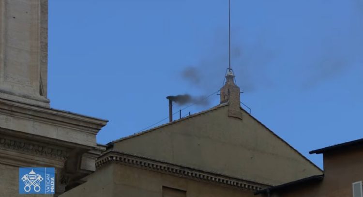 Cónclave día 2: Sale segunda fumata negra en la Capilla Sixtina