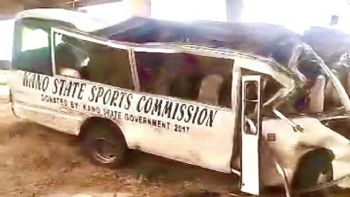 Autobús cae de puente en Nigeria y mueren 22 atletas en Nigeria