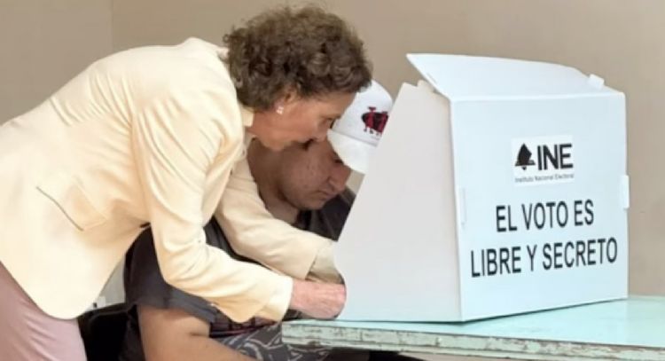 Beatriz Gutiérrez Müller publica foto con su hijo Jesús Ernesto en la casilla y desata polémica