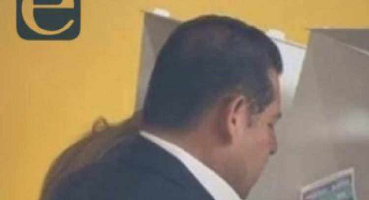 Captan al gobernador Alejandro Armenta con acordeón al emitir su voto (Video)