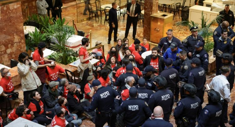Policía de Nueva York detiene a 24 personas en una manifestación contra el ICE en la Torre Trump