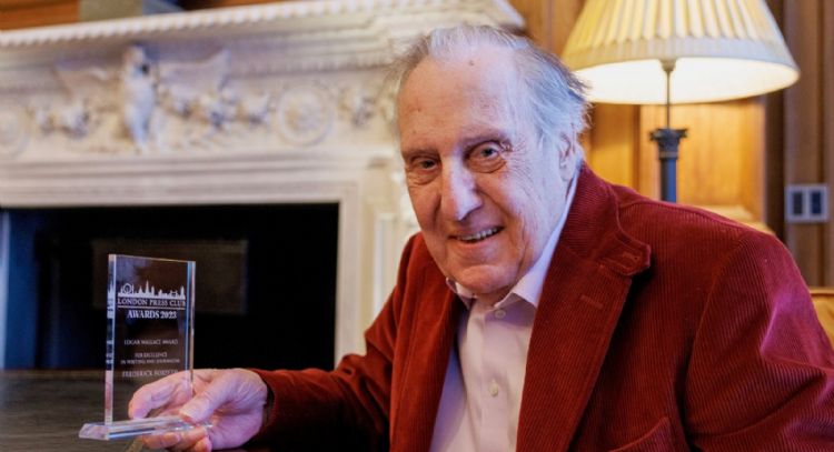 El periodista, espía y escritor Frederick Forsyth muere a los 86 años; escribió "El día del chacal"