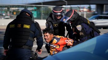 Piden católicos al papa León XIV condenar política migratoria de Trump