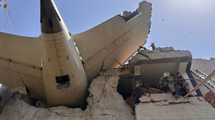 Reportan más de 200 muertos por el desplome de un avión de Air India (Videos)