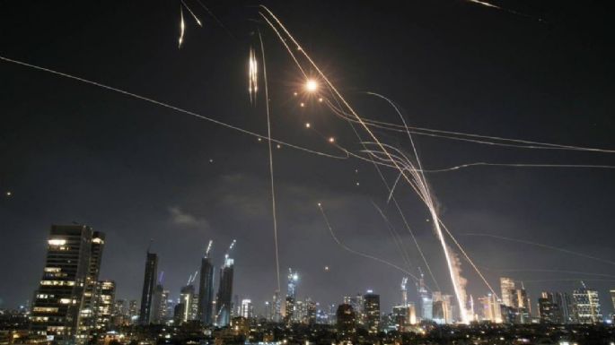 Irán bombardea Israel: caen misiles en Tel Aviv