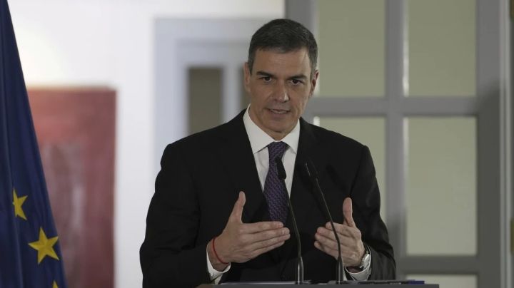 Pedro Sánchez, presidente español, ofrece disculpas por escándalo de corrupción en su partido