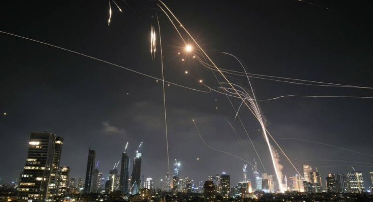 Irán bombardea Israel: caen misiles en Tel Aviv