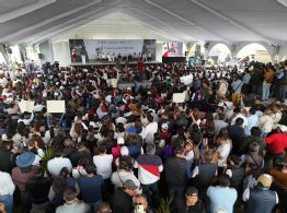 Manifestantes interrumpen discurso de Sheinbaum durante su visita al Hospital General en Tulancingo