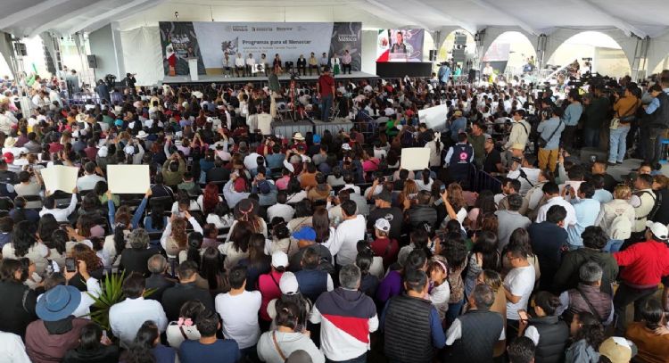 Manifestantes interrumpen discurso de Sheinbaum durante su visita al Hospital General en Tulancingo