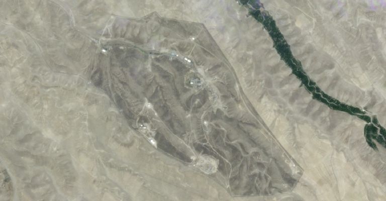 Imágenes satelitales muestran daños en bases de misiles iraníes tras ataques israelíes. Foto: AP