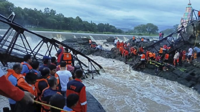 Dos muertos y 32 heridos tras derrumbe de un puente en destino turístico en la India (Video)