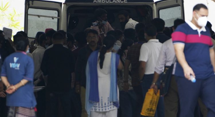 Los restos de las víctimas del accidente de Air India son entregados a sus familiares