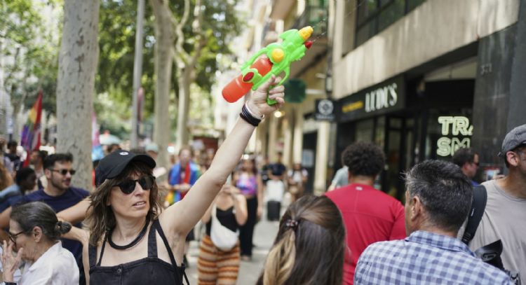 Españoles usan pistolas de agua contra turistas en Barcelona y Mallorca (Video)