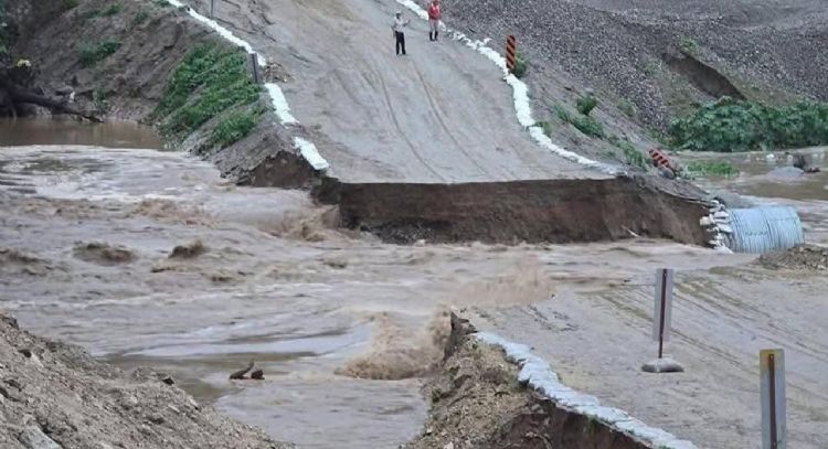 Colapsa puente en Guerrero por la tormenta Dalila