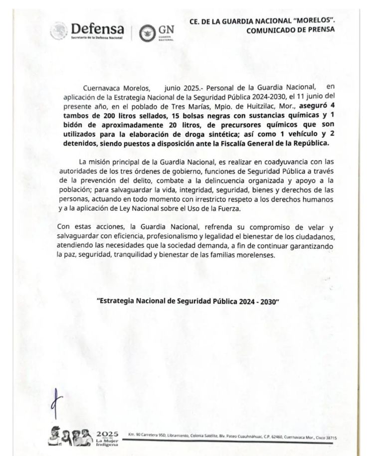 MORELOS (apro).- Cerca de una tonelada de sustancias químicas, presuntamente utilizadas en la elaboración de drogas sintéticas, fue asegurada en el poblado de Tres Marías, municipio de Huitzilac por elementos de la Guardia Nacional y personal de la Secretaría de Seguridad y Protección Ciudadana, esto con apoyo de autoridades estatales. Durante la operación también fueron detenidas dos personas.  El aseguramiento incluyó cuatro tambos con capacidad de 200 litros, un bidón y 15 bolsas negras con contenido químico, además de un vehículo. Todo fue puesto a disposición de la Fiscalía General de la República (FGR), mientras que las personas detenidas quedaron bajo resguardo del Ministerio Público federal.  Fuentes de seguridad consultadas por este medio detallaron que, por el volumen y las características de los insumos asegurados, se trataría de un punto clave en la cadena de producción de metanfetaminas. “Se estima que el cargamento equivale a casi una tonelada de material químico, entre precursores y sustancias vinculadas con la elaboración de drogas sintéticas”, indicaron las autoridades.  Las mismas fuentes señalaron que la intervención permitió obtener información relevante que dará paso a nuevas diligencias, incluidas órdenes de cateo en otros puntos del municipio.  Este despliegue se suma a otras acciones implementadas recientemente en Huitzilac, donde han sido decomisados cargamentos de madera por tala clandestina, asegurados vehículos con compartimentos ocultos y desmanteladas bodegas utilizadas para fines delictivos.  Ubicado a poco más de 16 kilómetros de Cuernavaca, Huitzilac es considerado por autoridades federales como un punto de atención prioritaria debido a la presencia de células delictivas, conflictos por la posesión de la tierra y delitos ambientales.  La Guardia Nacional informó, a través de un comunicado, que estos operativos se mantendrán activos como parte de una estrategia integral para contener delitos de alto impacto y debilitar estructuras criminales en la región. Foto: Especial