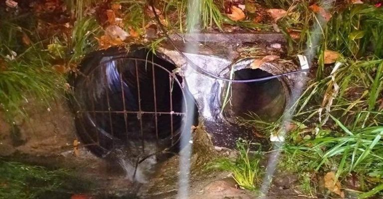 Esteven Buitrago González, de 31 años, ofreció su ayuda a los vecinos para destapar una alcantarilla, así que se amarró de un lazo, pero la intensa lluvia provocó que fuera succionado. Foto: Especial