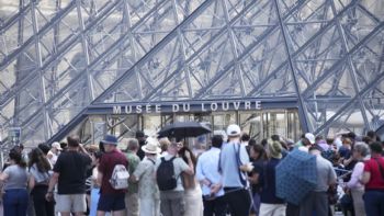 Trabajadores del museo Louvre se van a huelga por el turismo masivo
