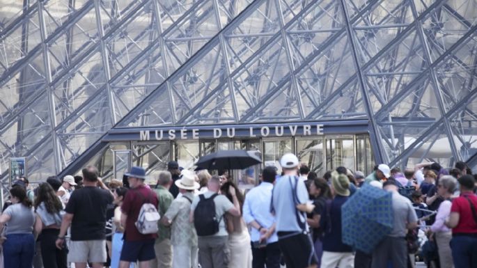 Trabajadores del museo Louvre se van a huelga por el turismo masivo