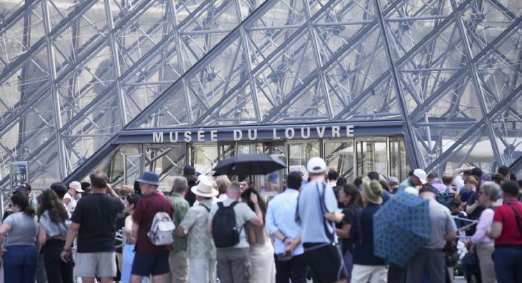Trabajadores del museo Louvre se van a huelga por el turismo masivo