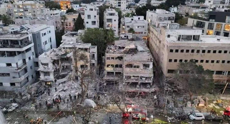 Ataque iraní en la zona residencial de Petah Tikva mata a cuatro civiles (Videos)