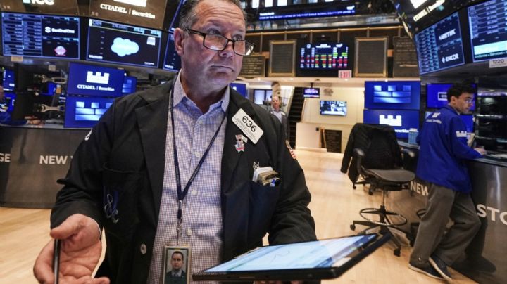 Wall Street cae y el petróleo sube mientras Trump insta a Irán a rendirse