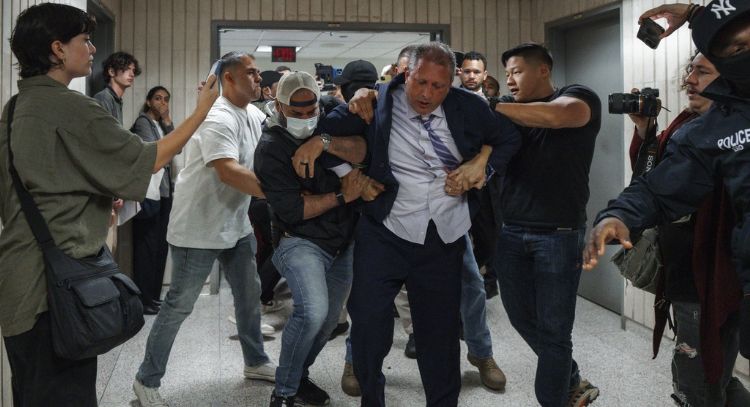 Contralor de Nueva York es arrestado frente a tribunal de inmigración