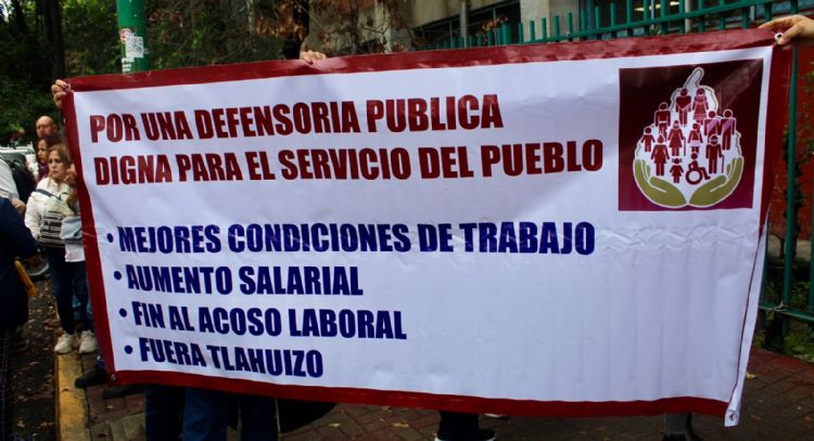 Trabajadores de la Defensoría Pública de la CDMX cierran oficinas y exigen la renuncia del director