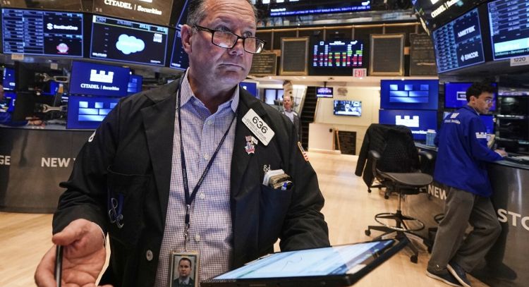 Wall Street cae y el petróleo sube mientras Trump insta a Irán a rendirse