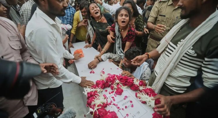 Analizan cajas negras para determinar la causa del accidente de Air India que mató a 270 personas