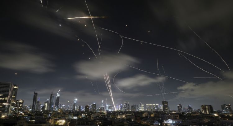 Trump exige “rendición incondicional” a Teherán, mientras Israel e Irán intensifican batalla aérea