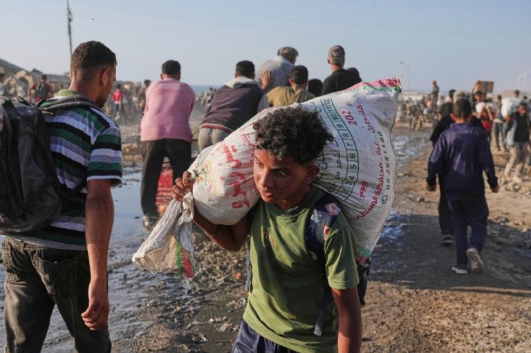 Niños palestinos. Hambruna y sin educación tras los ataques de Netanyahu. Foto: Jehad Alshrafi/AP
