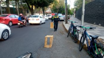 Esta es la multa por apartar lugares con cubetas en calles de CDMX