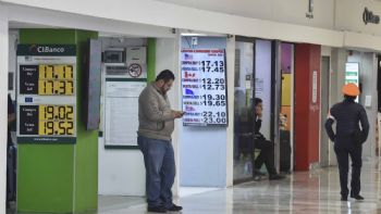 Con corrupción y simulación, la CNBV busca despojar registros a casas de cambio en el AICM