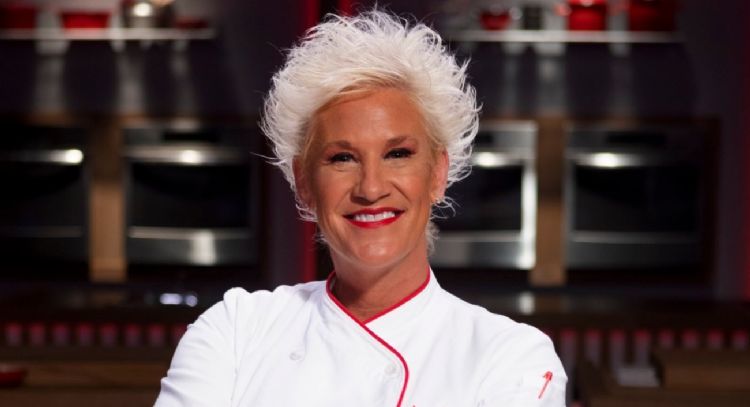 Murió la chef estadunidense Anne Burrell, presentadora de programas de cocina