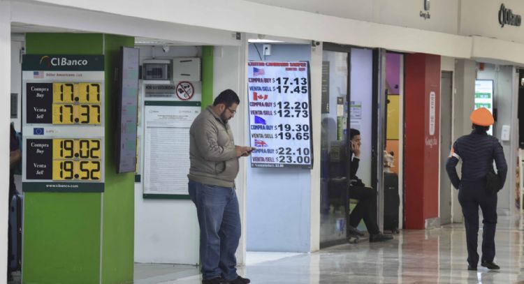 Con corrupción y simulación, la CNBV busca despojar registros a casas de cambio en el AICM