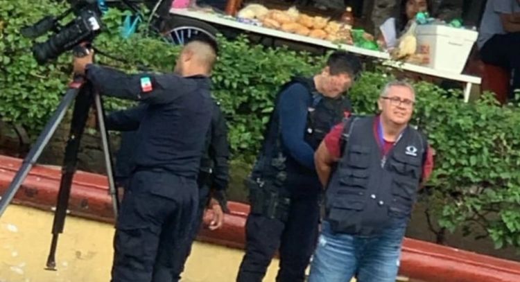 Camarógrafo es detenido por policías mientras grababa en Tequila, Jalisco