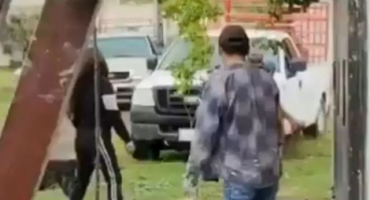Hombre dispara y embiste a dos mujeres tras pelea por terreno