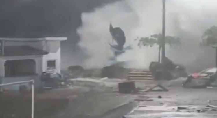 Huracán Erick derriba el monumento al Pez Vela en Puerto Escondido (Video)