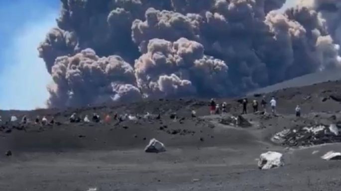 Una violenta erupción en el Etna desata pánico entre turistas en la isla italiana de Sicilia (Videos)