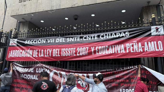 CNTE retoma mesa de negociación en Segob; llegan refuerzos para mantener plantón en el Zócalo