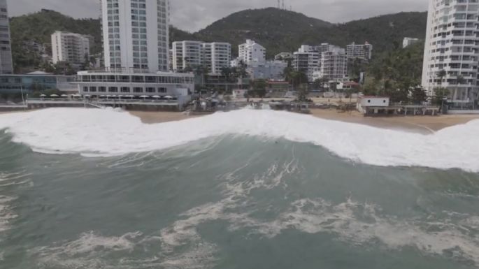 Mar de fondo arrastra a turistas en Acapulco (Video)