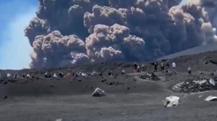 Una violenta erupción en el Etna desata pánico entre turistas en la isla italiana de Sicilia (Videos)