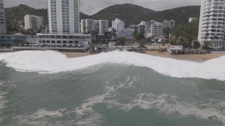 Mar de fondo arrastra a turistas en Acapulco (Video)