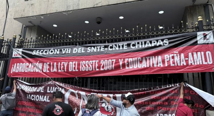 CNTE retoma mesa de negociaciÃ³n en Segob; llegan refuerzos para mantener plantÃ³n en el ZÃ³calo