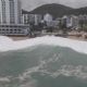 Mar de fondo arrastra a turistas en Acapulco (Video)