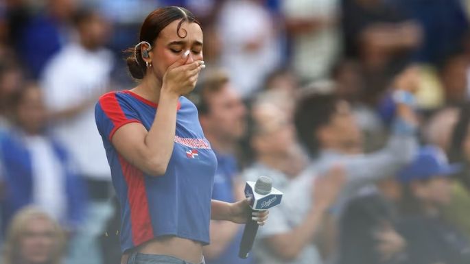 Cantante de raíces latinas interpretó el himno de EU en español como protesta contra el ICE (Video)