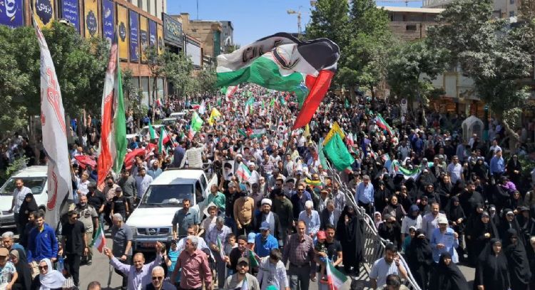 Miles de iraníes toman las calles en apoyo al gobierno y al Ejército frente a Israel