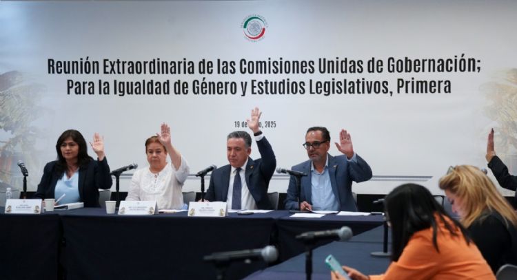 Avalan izar bandera nacional en fechas conmemorativas de mujeres que han transformado México