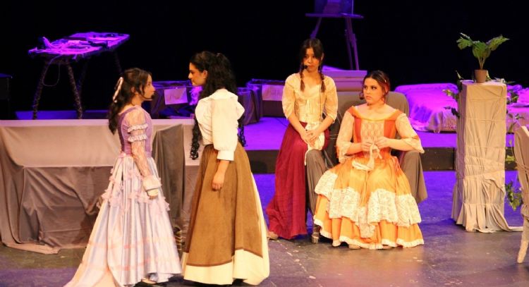 Roban equipo de grupo de teatro comunitario a dos cuadras de la sede de gobierno en Puebla
