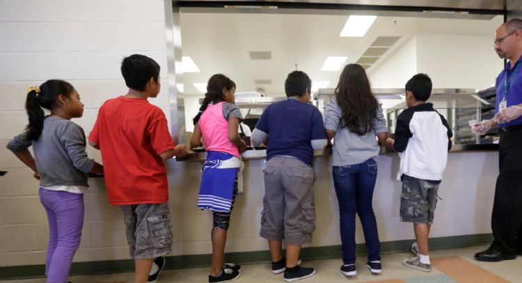 Niños traumatizados y sin agua limpia en centros de detención de Texas, dicen defensores